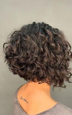 Short Stacked Bob, Stacked Bob Haircuts, Layered Curly Haircuts, Short Stacked Bob Haircuts, Haircuts To Try, Stacked Bob Haircut