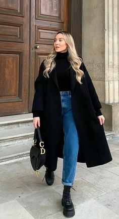 Moda Church Outfit Autumn, Linnebyxor Outfit, Schwarzer Mantel Outfit, Latina Christmas, Aesthetic Uniform, Bestie Hangout, Outfits Fresas, Girlfriend Outfits, Vinter Mode Outfits