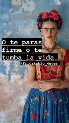 a woman in a blue dress with red flowers on her head and the words, o te paras fime o te tumba la vida