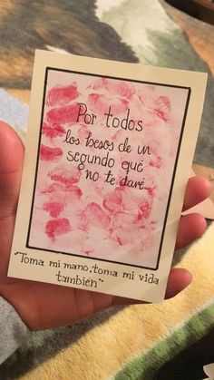 a hand holding a piece of paper that says por todos be boss de un seguno que no te davi