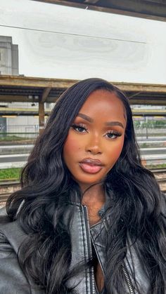 Instagram Soft Girl Glam Black Women, Natural Black Women Makeup, Dark Skin Makeup Products, Glowing Skin Black Women, Make Up No Makeup Looks, No Makeup Look Black Women, Dark Skin Glam Makeup, Soft Makeup Black Women, Faux Locs For Black Women