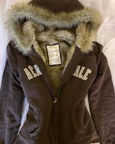 Cardigan Fall Outfit, Warm Hoodies, 00s Mode, The Cardigans, Fur Jackets, 2000s Fashion Outfits, Collared Sweatshirt, Fur Coats, Swaggy Outfits