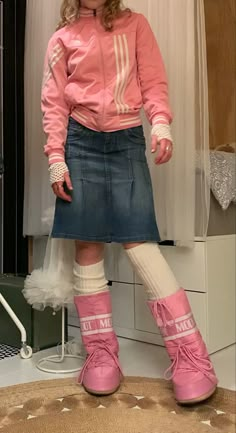 Barbie Pink Shoes Outfit, Y2k Adidas Outfit, Handwarmer Outfits, Moon Boots Outfit Y2k, Pink Boots Outfit Winter, Handwarmers Outfits Aesthetic, Pink Moon Boots Outfit, 2000s Pink Outfits