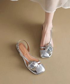 Art Floral Splicing Chunky Sandals Silver Faux Leather Buckle StrapMade of:-Faux Leather Upper.-Rubber sole- cushioned insole.1.96"/5cm Chunky Heel Baby Tees Y2k, Y2k Baby Tee, Chunky Sandals, Retro 90s, Strap Shoes, Chunky Sneakers, Leather Buckle, Art Floral, Y2k Fashion