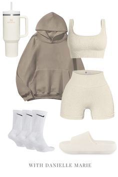 yoga outfit ideas Cute Gym Outfits For School, Gym Outfits For School, Outting Outfits, Aeroplane Outfit, Flight Outfit Airport Style, Airport Outfit Spring, Comfortable Airport Outfit, Best Travel Outfits For Women, Chic Airport Outfit