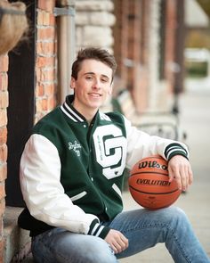 High school senior guy, varsity coat, basketball Couples Sports, Friend Senior Pictures, Sports Photoshoot, Senior Portraits Male, Senior Photos Boys, Varsity Jacket Outfit, Unique Senior Pictures, Sport Portraits