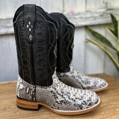 The price already INCLUDES taxes and shipping anywhere in the United States.
This is the RC-Python style men's western boot, made with genuine python skin in a natural tone. The quality of the cut and the resistance of its cowhide sole reflect the commitment to durability and comfort. Masterfully crafted in León, Mexico, this exotic boot is the definition of western sophistication, designed for the man who values ​​authenticity and style in his footwear.
Description of the Cowboy Boot:

Style: R Exotic Cowboy Boots Men, Python Boots Outfit, Cowboy Boot Style, Cowboy Boots For Men, Outfit Vaquero, Boots Outfit Men, Cowboy Stuff, Leather Jacket Men Style, Western Boots For Men