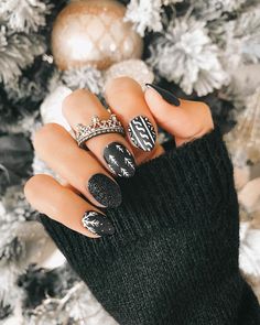 Boho Winter Nails, January Nail Art Designs, Fall/winter Nails, Skill Learning, Fall Nail Trends, Interesting Videos, Christmas Gel Nails, Her Nails, Snowflake Nails