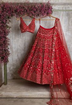 Indian Designer Bridal Blouse Design Red Iris, Red Bridal Lehenga, Latest Bridal Lehenga, Look Boho Chic, Indian Bride Outfits, Bridal Lehenga Collection, Designer Bridal Lehenga