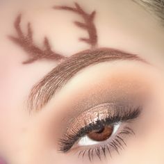 Makeup Looks Christmas Easy, Santa Hat Eye Makeup, X Mas Makeup Look, Christmas Makeup Brown Eyes, Easy Xmas Makeup, Basic Christmas Makeup, Christmas Make Up Looks Simple, Makeup Ideas For Christmas Party