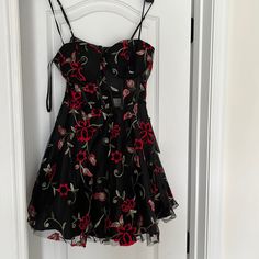 Macy’s Black Party Dress With Beautiful Embroidered Roses. Black Sparkly Prom Dress, Burgundy Short Dress, Shifting Outfits, Navy Blue Evening Gown, Hollister Style, Sparkle Mini Dress, Macy Dresses, Blue Evening Gowns, Black Party Dress