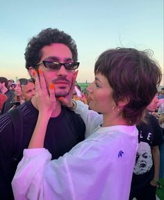 Ursula Cordero, chino Darin, Spanish, Europe, aesthetic, couple, couple aesthetic Buzz Haircut, Edgy Short Hair, Glamour Makeup, Color Inspo, Hair Inspo Color, Short Curly Hair, Great Hair, Hair Videos, Pixie Cut