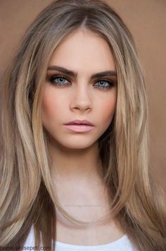 Light Hair Dark Eyebrows, Tmavý Blond, Brown Hair Pale Skin, Dirty Blonde Hair Color Ideas, Pale Skin Hair Color, Hair Pale Skin, Beige Blond, Dark Eyebrows, Dark Blonde Hair Color