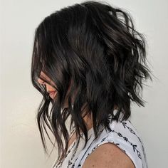 Low Maintenance Short Haircut, Long Angled Bob, Medium Short Haircuts, Line Bob Haircut, Thick Wavy Hair, Medium Short Hair, Penteado Cabelo Curto, Short Haircut, Long Wavy Hair