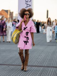 How to wear cowboy boots in 2024 | HELLO! Copenhagen Fashion Week Street Style, Fashion Street Style, Street Style Edgy, Style Muse, Copenhagen Style, Copenhagen Fashion Week, Couture Week, Solid Color Dress, Spring Street Style