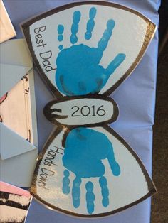 a blue and white paper plate with a hand print on it that says best dad