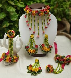 Red Flower Jewellery, Flower Jewelry Diy, Flower Jewellery For Haldi, Flower Jewellery For Mehndi, Fresh Flower Jewelry, Flower Jewelry Designs, Wedding Flower Jewelry, Bridal Fashion Jewelry, Foam Flowers