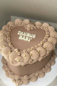 Whether you’re looking for unique 18th birthday cakes for boys or creative and elegant 18th birthday cake ideas, you should check these out! 18th Birthday Cake Chocolate, Brown Cake Aesthetic, 18th Birthday Cake Ideas Unique, Birthday Cake Elegant, 21st Birthday Party Decor