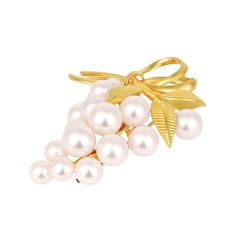 Br : Mikimoto Model: Color: Gold Material: Yellow Gold Inclusions: Dimensions: 57 Cm X 41 Cm Weight 14.6g Serial Number: N/A Condition: Ab - Good Condition. Enhance Your Elegance Radiance At Parties Or Outings With Friends By Selecting The Exquisite Mikimoto Yellow Gold (14k) Brooch. This Superb Piece Is Crafted With Precision Exuding A Captivating Charm That Will Make You Shine Leave A Lasting Impression Wherever You Go. The Item Is In Good Condition Overall But It Does Show Some Signs Of Use I Exquisite White Brooch For Formal Occasions, Classic White Brooches For Evening, Classic White Evening Brooches, Exquisite White Wedding Brooches, Exquisite Brooches For Wedding, Elegant Yellow Gold Wedding Brooches, Luxury White Brooch For Gift, Luxury White Brooches As Gift, Luxury White Brooches For Gifts