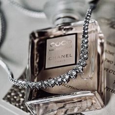 Alannah Core, Brooklyn Core, Chanel Christmas, Photographie Indie, Coco Chanel Mademoiselle, Low Exposure, Parfum Chanel, Boujee Aesthetic, Rich Girl Aesthetic