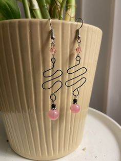 Elegant earrings shaped out of green wire and followed by a pink round bead. Pink Round, May 2023, Wire Earrings, May 31, Elegant Earrings, Round Beads, Jewelry Earrings Dangle, Etsy Earrings, Dangle Drop Earrings