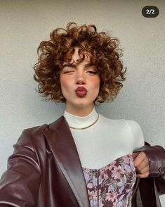 Thick Wavy Hair, Curly Hair Photos, Bob Haircut For Fine Hair, Short Curly Haircuts, Short Curly Wigs, Haircuts For Curly Hair, Haircuts For Fine Hair, Curly Hair Cuts