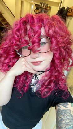 Alt Curly Hair Dye, Bright Pink Curly Hair, Hair Dye Inspo Curly Hair, Color Hair Curly, Hot Pink Curly Hair, Curly Dyed Hair Natural Curls, Curly Colored Hair, Curly Hair Dye Ideas, Curly Hair Dyed