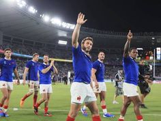 the rugby players are applauding on the field