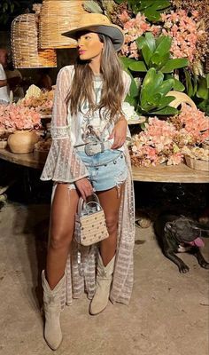 Inspiração look country- cowgirl 
Look country, western, fazenda, três tambores, rodeio, pecuaria, bex, country life, cowgirl, agro, traia. Cowboy Boho Outfit, Country Fall Outfits, Texas Rodeo, Bota Western, Botas Cowboy, Cowgirl Style Outfits, Summer Style Guide