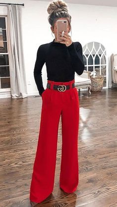 #Winter#WinterOutfits#Fashion2024#SeasonalFashion#WinterTrends#StyleTips#ColdWeatherOutfits#Skirts#Layering#MidiSkirtsIdeas#OutFitIdeas#WinterFashion#WinterOutfitsAesthetic#WinterOutfitsKorean#WinterOutfitsForWomen#ChristmasOutfit Outfit Pantalon Rojo, Mode Casual, Red Pants, Christmas Outfits, Casual Work Outfits, Work Style, Looks Chic, Work Outfits Women, Professional Outfits