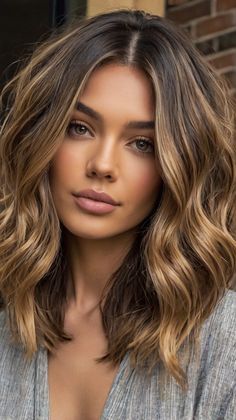 Edgy Lob Haircuts with Balayage for Curly Lob Hair Highlights On Black Hair, Low Maintenance Highlights, Curly Lob Haircut, Hair Lob, Highlights On Black Hair