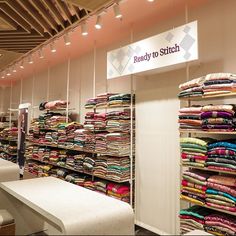 there are many different fabrics on display in the store