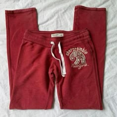 Vintage Sweat Pants, Red Pants Aesthetic, Red Outfits Aesthetic, Aesthetic Red Outfits, White And Red Aesthetic, Summer Fashion Ideas, Pants Aesthetic, Red Outfits, Fits Clothes