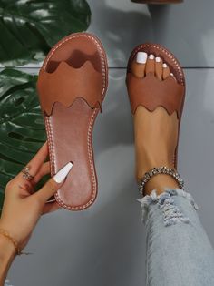 Marrón De moda Collar   Liso Chanclas Embellished   Zapatos de Mujer Stylish Flip Flops, Toe Ring Designs, Diy Slippers, Toe Ring Sandals