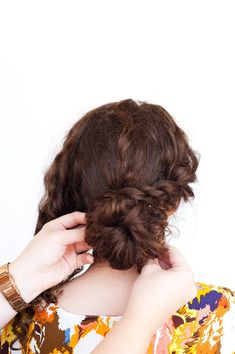 Curly hair updos can be tricky. But this one is easy and cute! This rope twist updo works really well for a casual or fancy occasion, and no one will be the wiser that it only took a few minutes to do. Click through for the step by step instructions on this easy as pie hair tutorial. #hair #hairtutorial #hairdiy #curlyhair Bridesmaid Hair Updo Curly, Curly Side Bun, Prom Hair Updo Tutorial, Easy Braided Updo