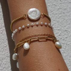 Water resistant 💧 Materials: Stainless steel, imitation pearl Measurements: 17 cm + 5 cm extender  Closure: Lobster clasp Allergy Information: Hypoallergenic Dainty Pearl Bracelet, Lotions And Perfumes, Gold Bracelets Stacked, Pearl Bracelet Gold, Beachy Jewelry, Freshwater Pearl Bracelet, Jewelry Essentials