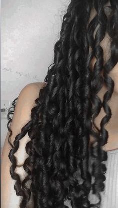 Long Natural Curly Hair, Express Emotions, Curly Hair Care Routine, Mixed Curly Hair, The Language Of Flowers, Curly Hair Photos, Curly Hair Styles Easy, Beautiful Curly Hair, Hairdos For Curly Hair