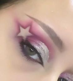 Pink Makeup Looks Concert, Creative Birthday Makeup Looks, Y2k Makeup Looks Pink, Makeup Looks With Stars, Rhinestone Eyeshadow Look, Y2k Glitter Makeup, Green Star Makeup, Silver And Pink Makeup Looks, Eye Makeup For Concert