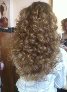 Big Curls With Bangs, Brushed Out Curls, Curl Iron, Photos Of London, Ash Hair, Vacation Hairstyles, Hairstyles 2024, Viral On Tiktok, Dye Ideas