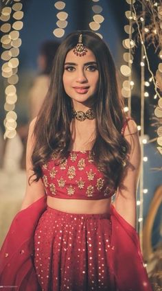 Summer Dress Indian Style, Hairstyle Ideas With Lehenga, Hairstyle On Lengha Choli, Engagement Photos Indian Outfits, Lahanga Photo Poses, Lahanga Hairstyles, Lenga Choli Hairstyle, Ghagra Look For Wedding, Hairstyles On Ghagra