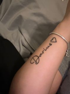 Boyfriends name on black girls wrist Small Name Tattoo, Tattoo Font For Men, Tattoo On Wrist, Name Tattoos On Wrist, Tattoo For Boyfriend, Hand Tattoos For Girls, Cute Hand Tattoos, Pretty Hand Tattoos