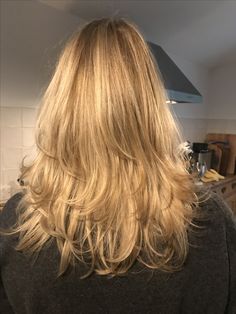 70s Layered Hair, Hair Color Inspiration, Blonde Hair Inspo, Brown Hair Inspiration, Hair Color Streaks, Hairstyles For Layered Hair, Honey Blonde Hair, Blonde Hair Inspiration, Honey Hair