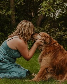 I never knew me a better dog❤️ Charlie is such a sweet lil lady #photography #minnesotaphotographer #minnesota #dog #petphotography #goldenretriever #olddogs #photoshootoutfit #petposes #photoshoot 30th Bday Shoot, Farm Senior Pictures, Backyard Photoshoot, Golden Retriever Girl, Pet Photography Poses, Dog Portrait Photography, Lady Photography, Dog Backyard