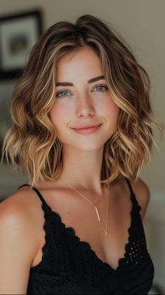 Flambalayage Hair, Haircut 2020 Trends Women, Short Hair Ideas Haircuts, Hair Inspiration Short, Haircuts For Wavy Hair, Shot Hair Styles, Short Wavy Hair, Hair Inspiration Color, Cut My Hair