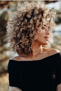 Curly Natural Curls, Natural Hair Cuts, Curly Hair Photos, Highlights Blonde, Blonde Curly Hair, Blonde Curls, Colored Curly Hair, Beautiful Natural Hair, Shag Hairstyles