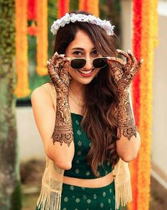 Bridal Mehndi Photography Poses Indian, Mehndi Function Dresses, Haldi Poses For Bride, Bridal Mehendi Designs Wedding, Pose Pengantin, Photography Poses Wedding