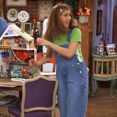 Rachel Overalls Friends, Friends Overalls Outfit, Rachel Green Overalls Outfit, Overall 90s Outfit, 90s Fashion Overalls Outfits, 90s Maternity Outfits, Overalls 90s Outfit, 90s Fashion Women 1990s Outfit, Womens 90s Outfits