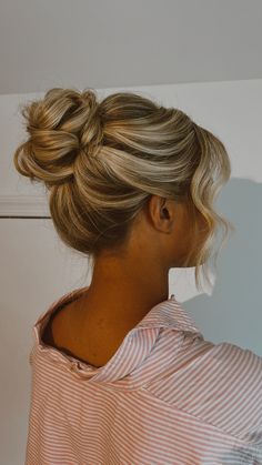 Midi bun on a dimesnsional blonde Hoco Hairstyles Updo Bun, Hoco Hairstyles Bun, Midi Bun Wedding Hair, Hoco Hair Bun, Slick Back Updo Hairstyles, Middle Bun Hairstyles, Gala Hair Styles, Wedding Guest Hair Updo, Blonde Bridesmaid Hair