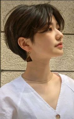 Hairstyles Ulzzang, Fesyen Rambut Pendek, Pop Hairstyles, Korean Pixie, Block Haircut, Korean Bob, Korean Perm, Bangs Undercut, Haircut Layered