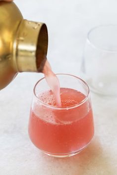 This is the best jolly rancher shot recipe! We've turned our most popular cocktail, jolly rancher punch into another delicious drink, a shot! This shot is not an overly sweet, sugary shot. #jollyranchershot #shotrecipe #shots Birthday Shots, Halloween Cocktail, Shots Alcohol, Easy Cocktail